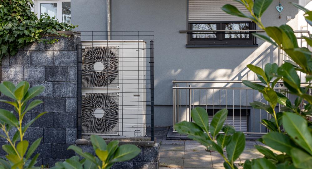 pompes à chaleur devant une maison